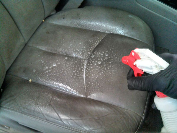 Vệ sinh ghế da ô tô - Bỏ túi mẹo cực hay giúp ghế da sạch bóng trong tích tắc