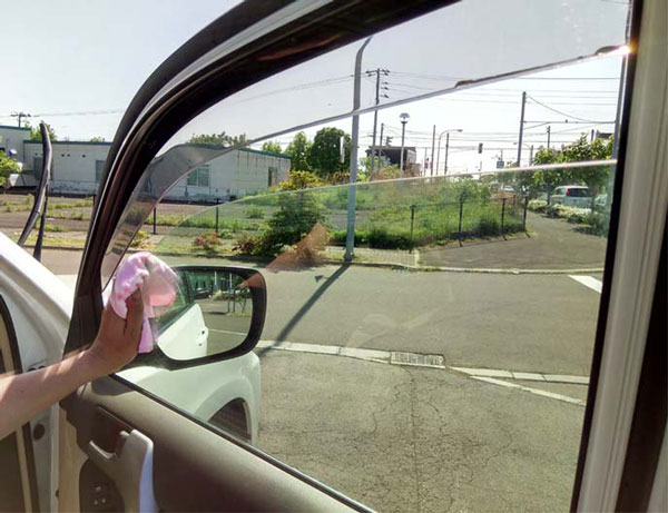 Dung dịch vệ sinh nội thất ô tô Nhật Bản - vệ sinh kính bên trong ô tô